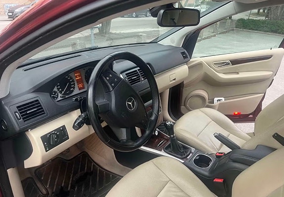 Mercedes-Benz B180 3 of 5