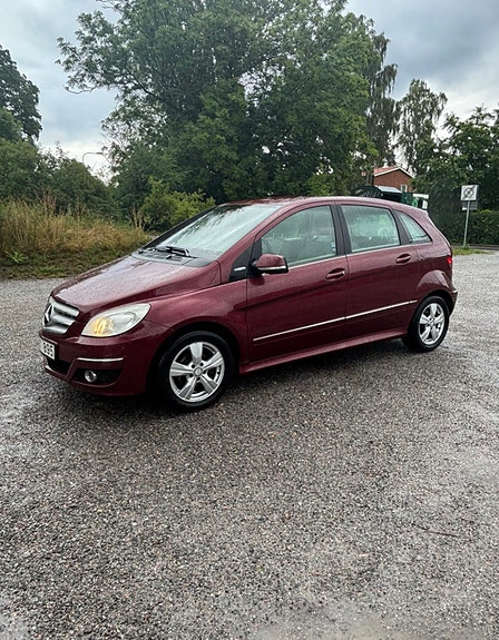 Mercedes-Benz B180 4 of 5