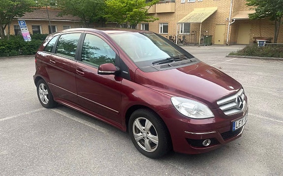 Mercedes-Benz B180 2 of 5