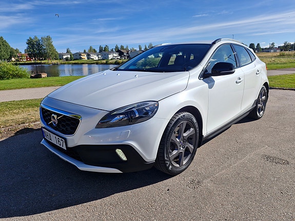 Volvo V40 Cross Country 2 of 9