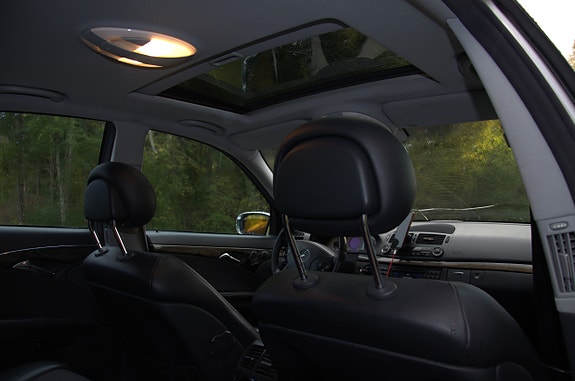 Mercedes-Benz E320 8 of 9