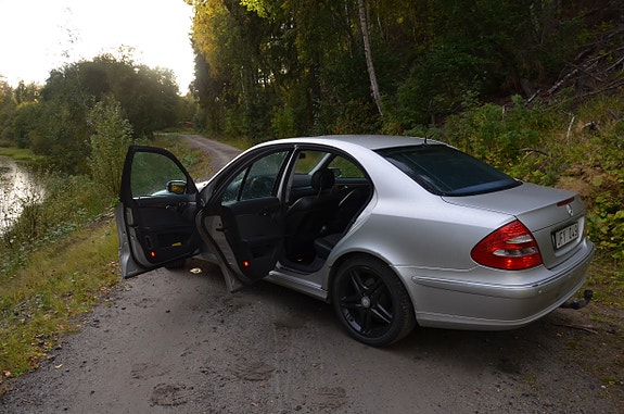 Mercedes-Benz E320 6 of 9