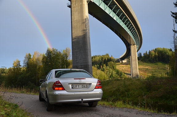 Mercedes-Benz E320 5 of 9