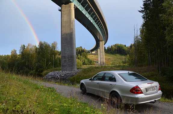 Mercedes-Benz E320 2 of 9