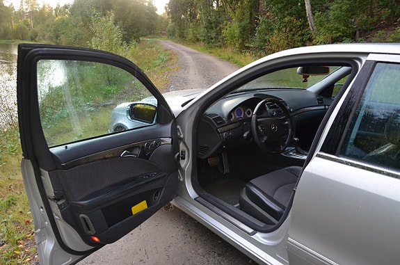 Mercedes-Benz E320 7 of 9