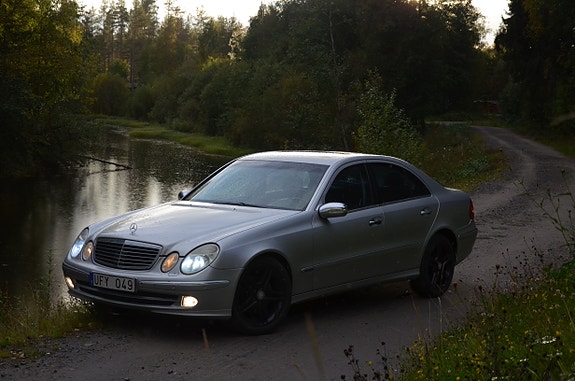 Mercedes-Benz E320 3 of 9