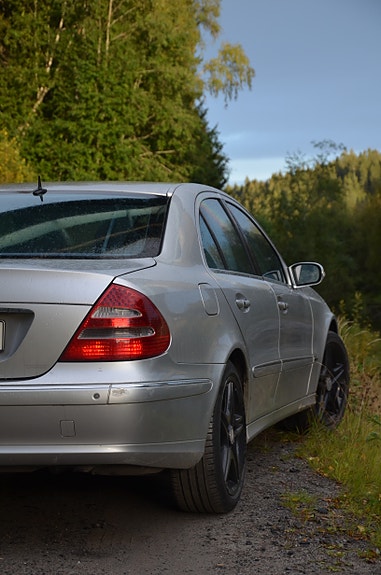 Mercedes-Benz E320 4 of 9