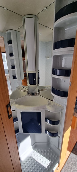Adria Unica B 502 UL 5 of 7