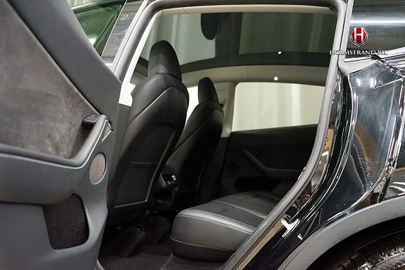 Tesla Model Y 12 of 22