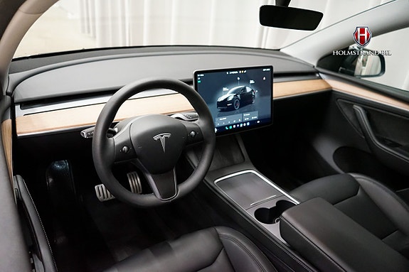 Tesla Model Y 10 of 22
