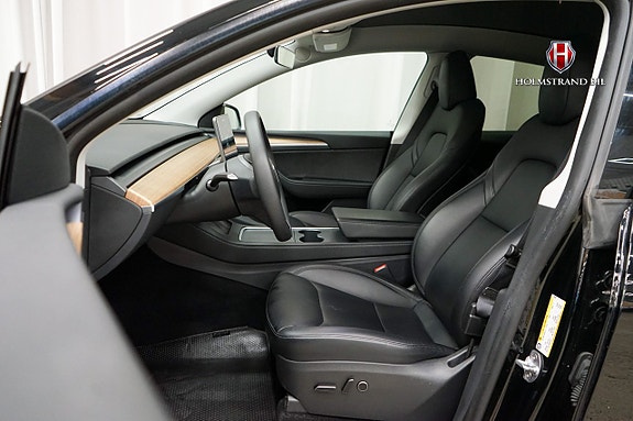 Tesla Model Y 9 of 22