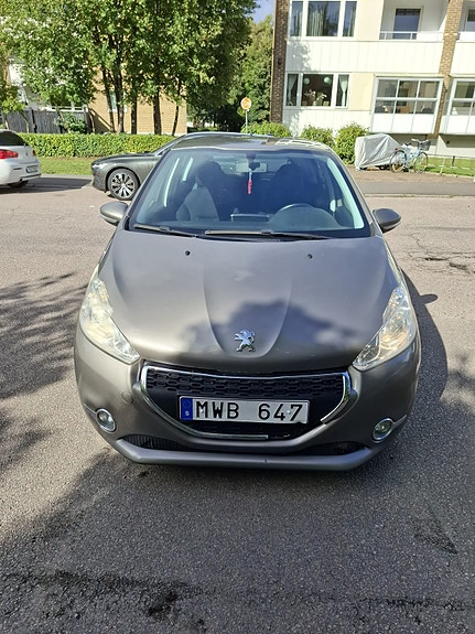 Peugeot 208 2 of 4
