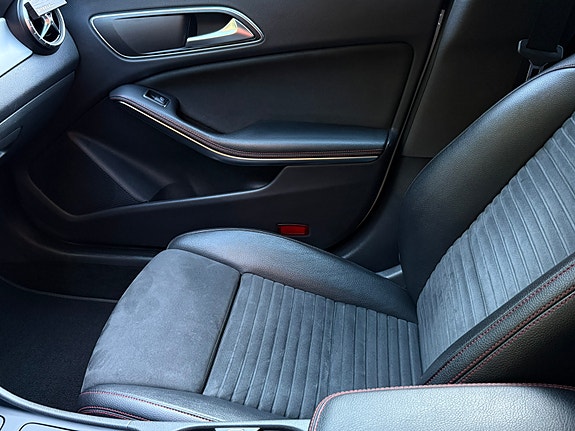 Mercedes-Benz CLA200 13 of 14