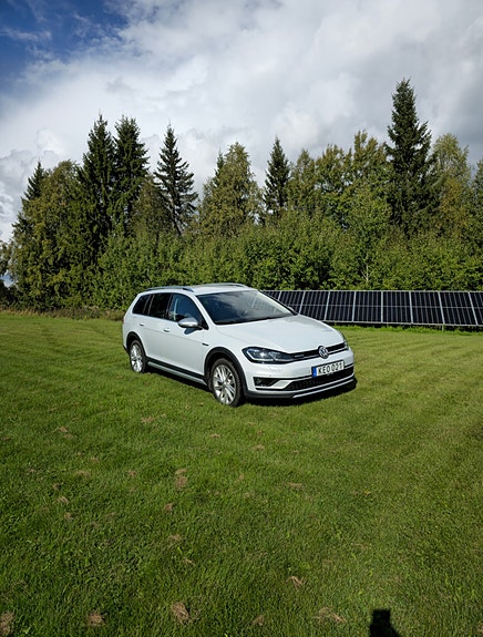 Volkswagen Golf Alltrack 2 of 7