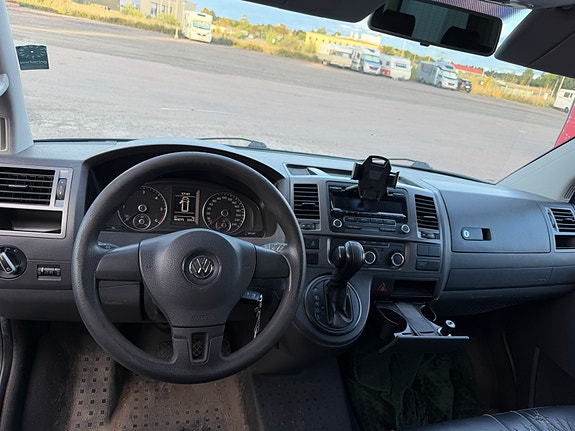 Volkswagen Caravelle 5 of 7