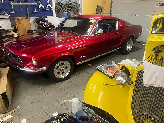 Ford Mustang 3 of 6