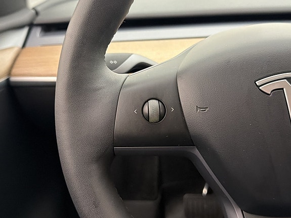 Tesla Model Y 14 of 30