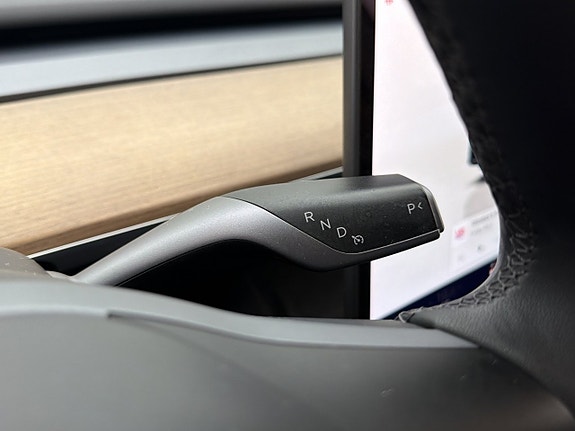 Tesla Model Y 16 of 30