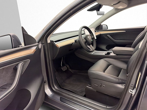 Tesla Model Y 11 of 30