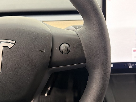 Tesla Model Y 15 of 30