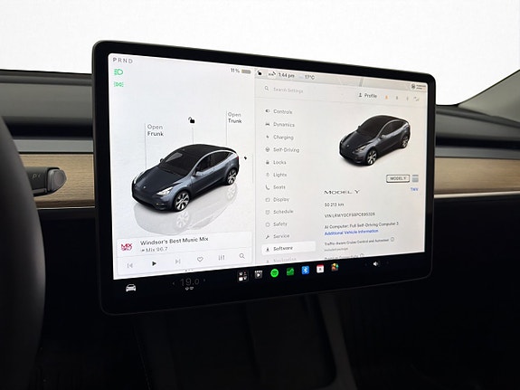 Tesla Model Y 25 of 30