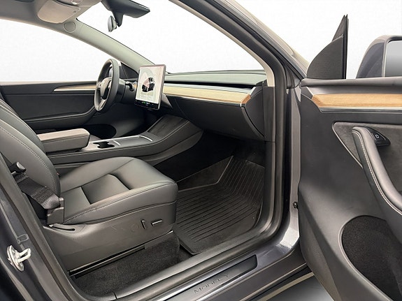 Tesla Model Y 28 of 30