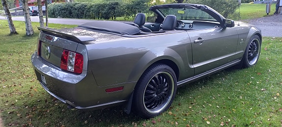 Ford Mustang 2 of 5