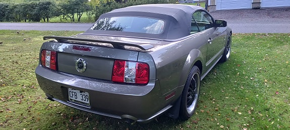 Ford Mustang 4 of 5