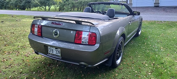 Ford Mustang 3 of 5