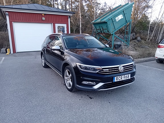 Volkswagen Passat Alltrack 2 of 23