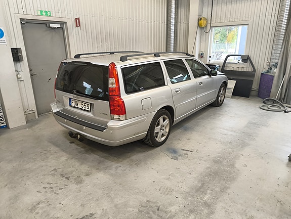 Volvo V70 11 of 15