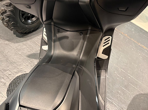 Yamaha T-MAX Tech MAX 560 7 of 8