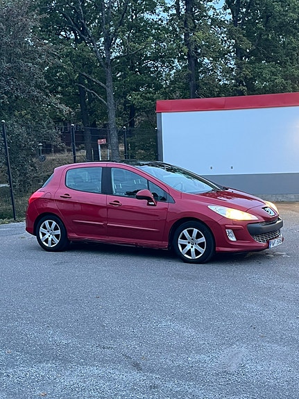 Peugeot 308 2 of 8