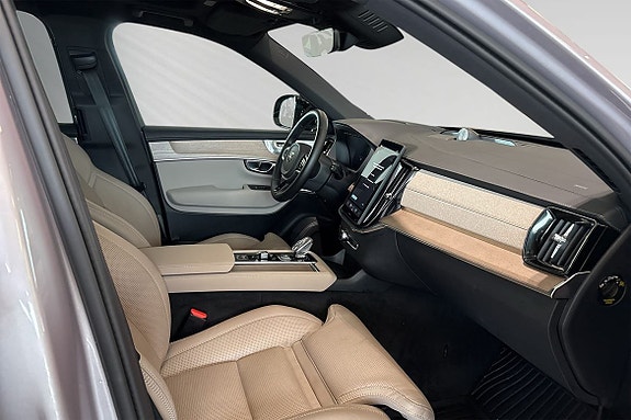 Volvo XC90 10 of 21