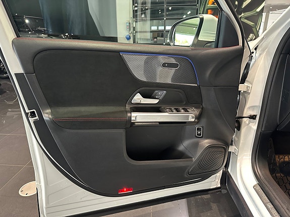 Mercedes-Benz GLB200 8 of 17