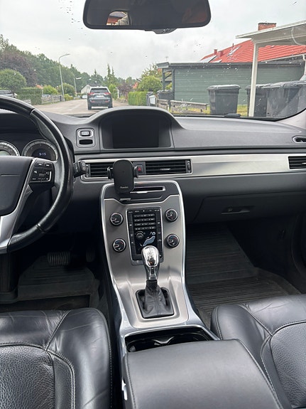 Volvo V70 2 of 5