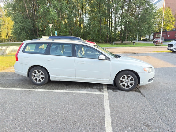 Volvo V70 3 of 9