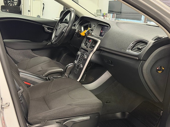 Volvo V40 22 of 25