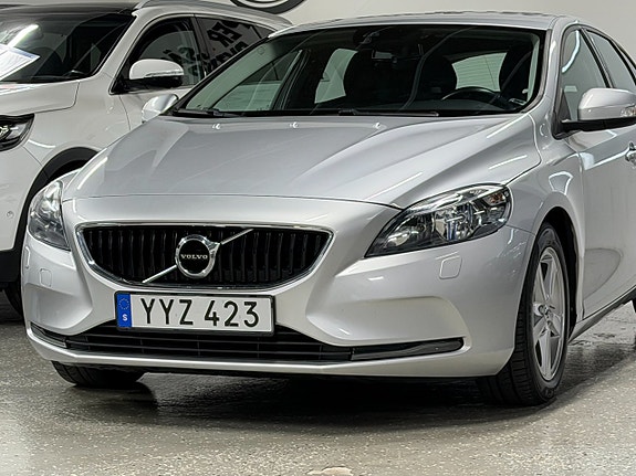 Volvo V40 3 of 26