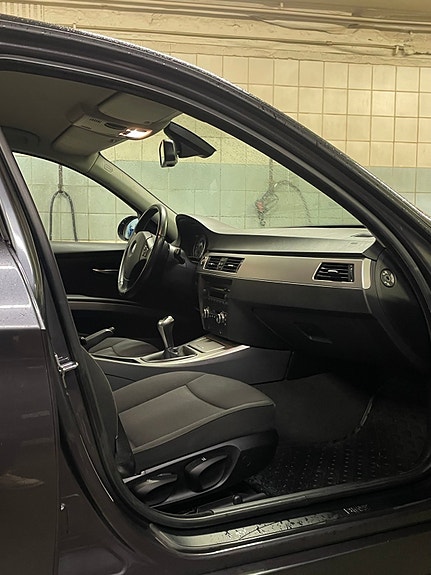 BMW 318i 3 of 23