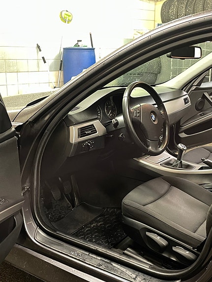 BMW 318i 8 of 23