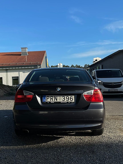 BMW 318i 19 of 23