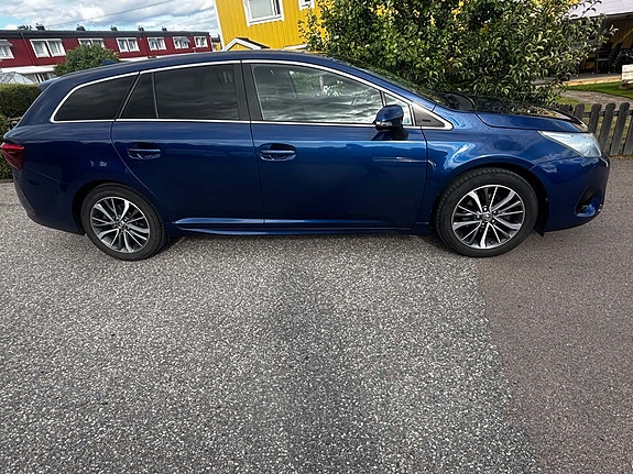 Toyota Avensis 3 of 12