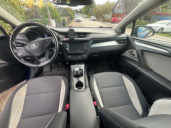 Toyota Avensis 7 of 12