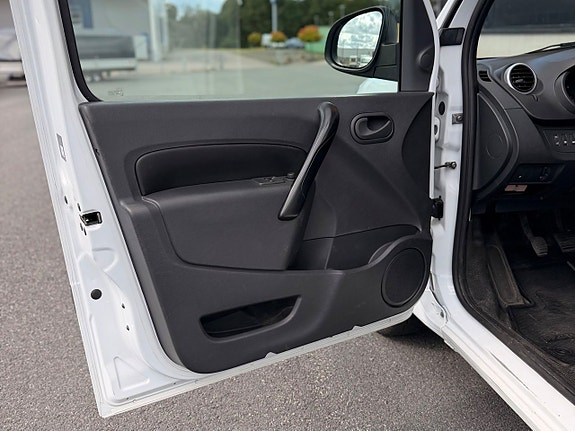 Nissan NV250 14 of 14