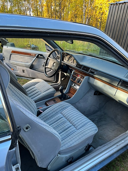 Mercedes-Benz 230 CE 2 of 5