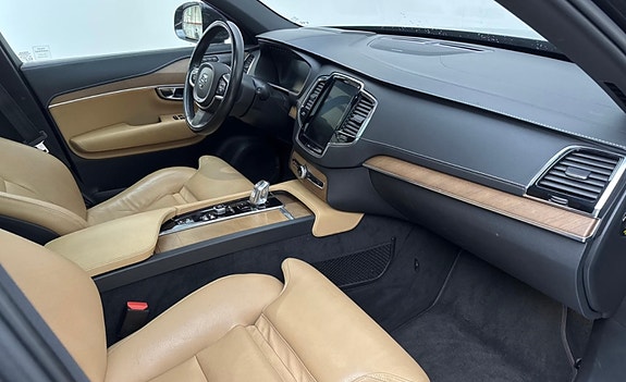 Volvo XC90 2 of 8