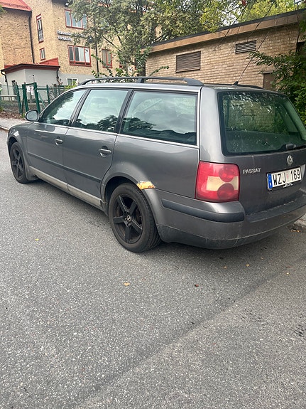 Volkswagen Passat 2 of 3