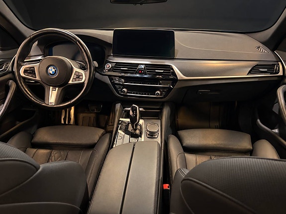 BMW 530e 3 of 4