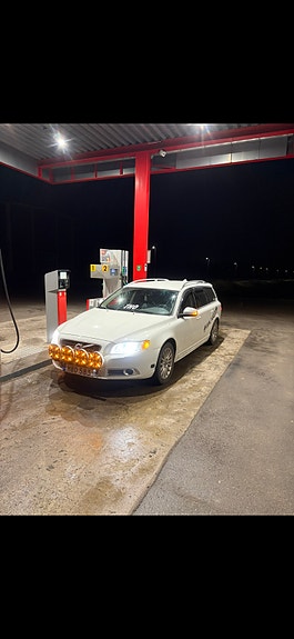 Volvo V70 3 of 7